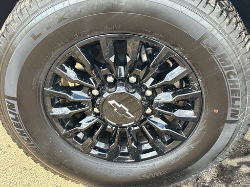 Used 2024 Chevrolet Silverado 2500 LT w/ Z71 Sport Edition image 10