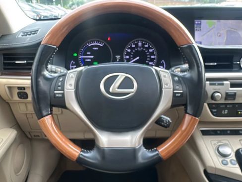 Used 2013 Lexus ES 300h w/ Luxury Pkg FWD image 17