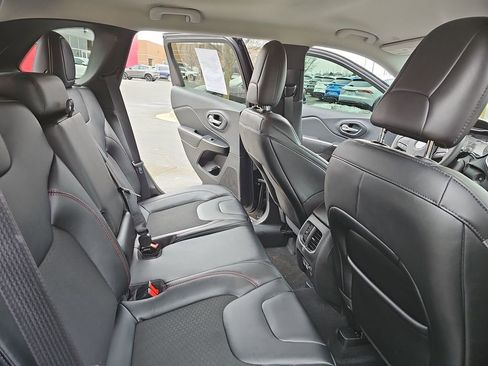 Used 2022 Jeep Cherokee Trailhawk w/ Comfort/Convenience Group image 11