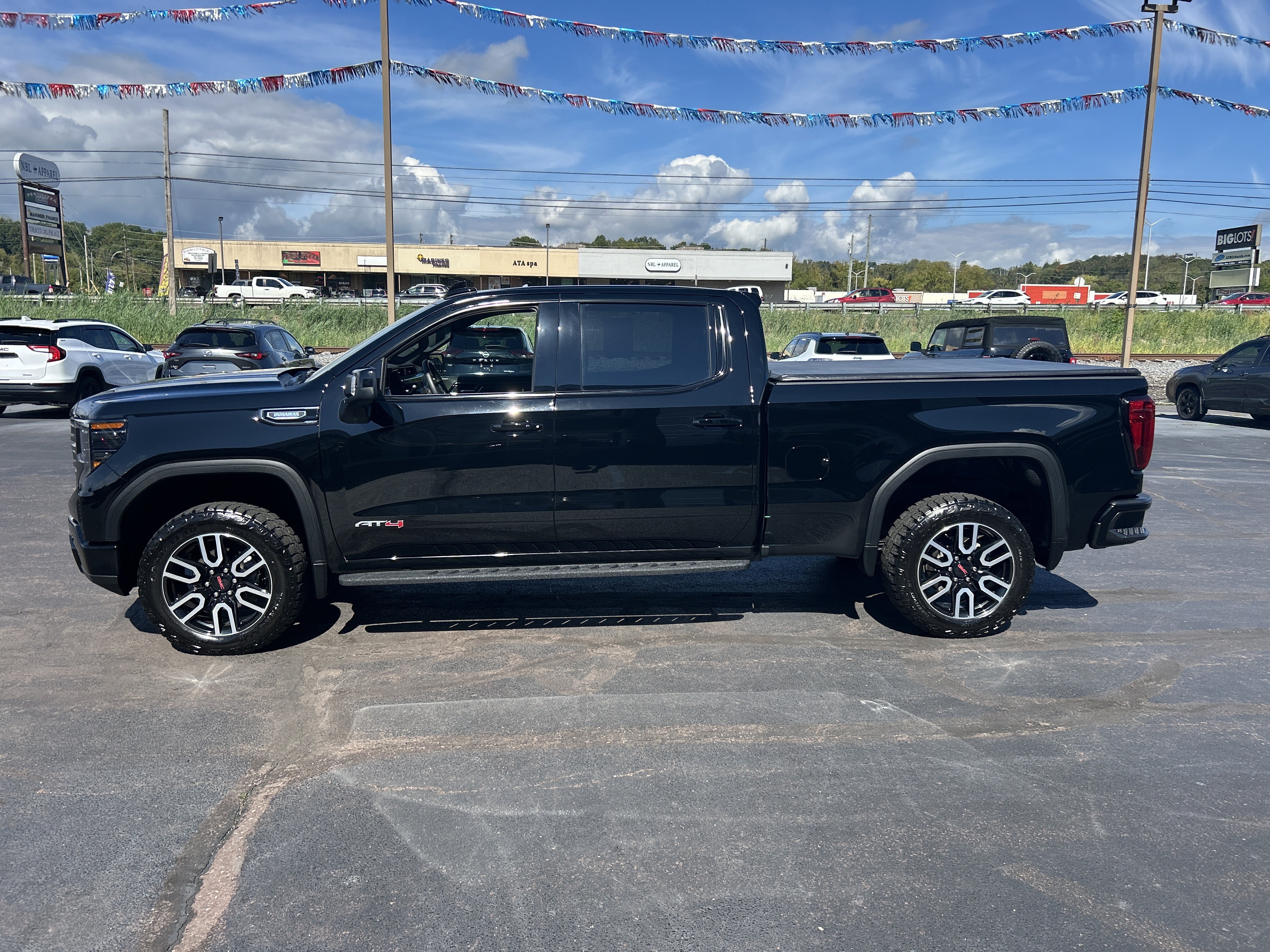 Used 2023 GMC Sierra 1500 AT4 w/ AT4 Premium Package AWD/4WD image 7