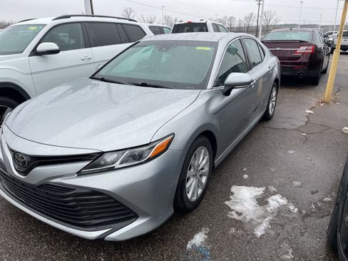 Used 2018 Toyota Camry LE image 4