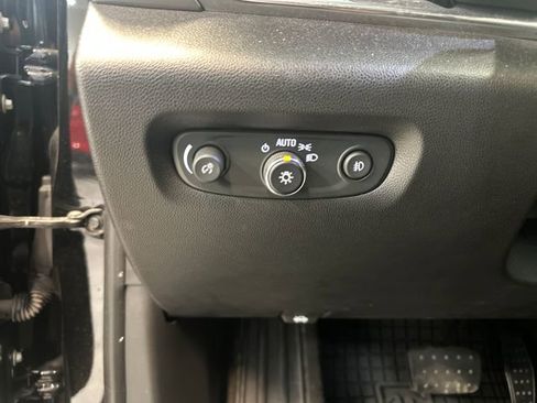 Used 2020 Chevrolet Traverse LT FWD image 19