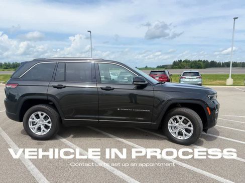 Used 2023 Jeep Grand Cherokee Limited w/ Trailer Tow Prep Group (B) AWD/4WD image 3