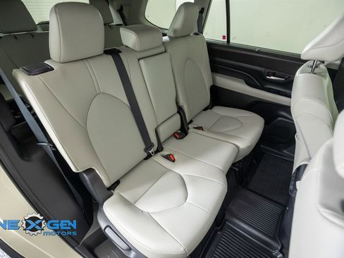 Used 2024 Toyota Grand Highlander AWD image 39