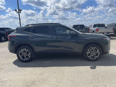 Used 2025 Chevrolet Trax LT image 3