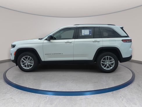 Used 2023 Jeep Grand Cherokee Laredo AWD/4WD image 8
