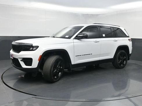 Used 2022 Jeep Grand Cherokee Altitude AWD/4WD image 24