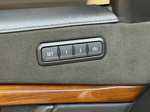 Used 2018 Cadillac Escalade Luxury RWD image 16