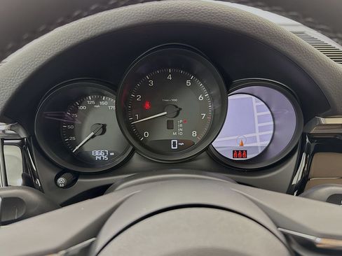 Certified 2025 Porsche Macan AWD/4WD image 16