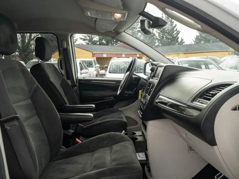 Used 2019 Dodge Grand Caravan SE w/ UConnect Hands-Free Group image 13