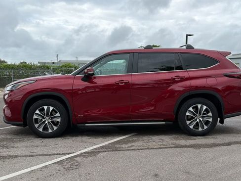 Certified 2025 Toyota Highlander XLE AWD/4WD image 10
