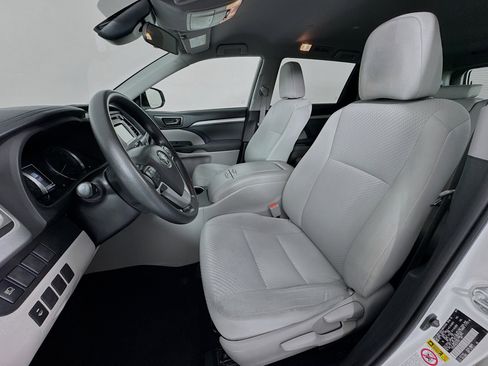 Used 2019 Toyota Highlander LE FWD image 19
