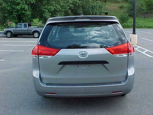 Used 2011 Toyota Sienna w/ Towing Pkg FWD image 10