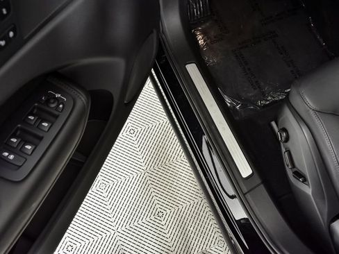 Certified 2025 Volvo XC60 B5 Plus image 9