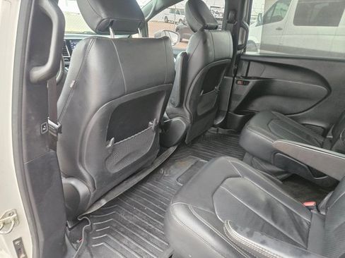 Used 2020 Chrysler Pacifica Touring-L w/ S Appearance Package FWD image 12