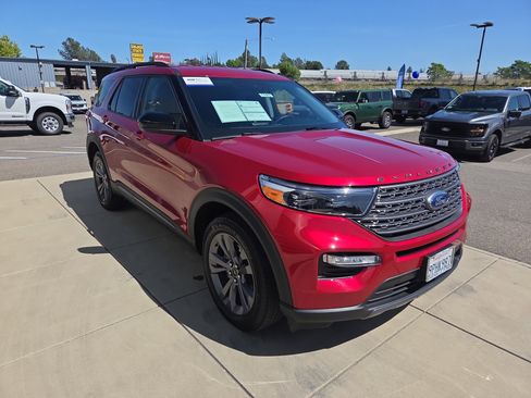 Used 2024 Ford Explorer XLT w/ Equipment Group 202A AWD/4WD image 7