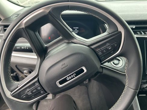 Used 2023 Jeep Grand Cherokee L Laredo image 2