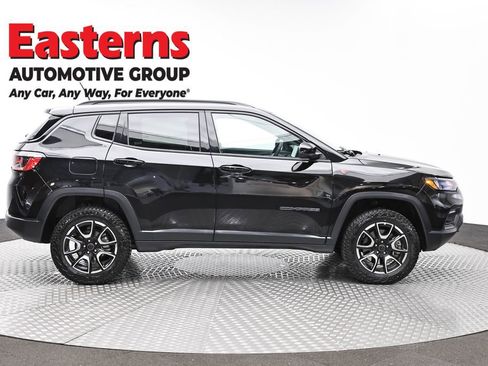 Used 2025 Jeep Compass Trailhawk image 4