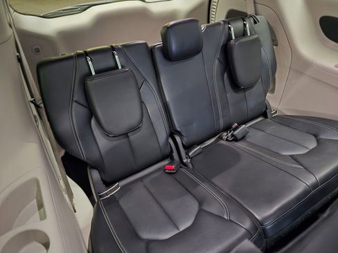 Certified 2024 Chrysler Pacifica Touring-L image 33