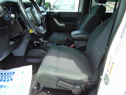Used 2012 Jeep Wrangler Unlimited Sahara w/ Connectivity Group AWD/4WD image 5