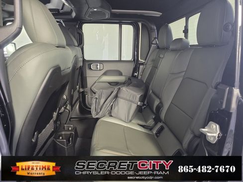 New 2025 Jeep Gladiator Mojave image 26