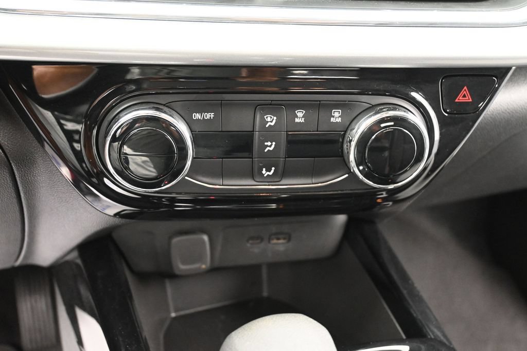 Used 2025 Chevrolet Trax LT FWD image 11