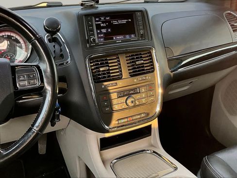 Used 2019 Dodge Grand Caravan SXT w/ Driver Convenience Group FWD image 7