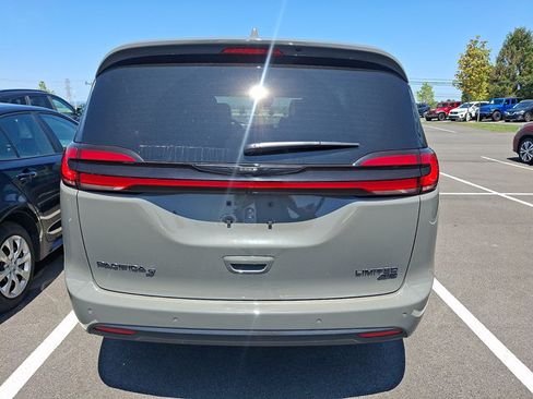 Used 2022 Chrysler Pacifica Limited w/ S Appearance Package AWD/4WD image 7