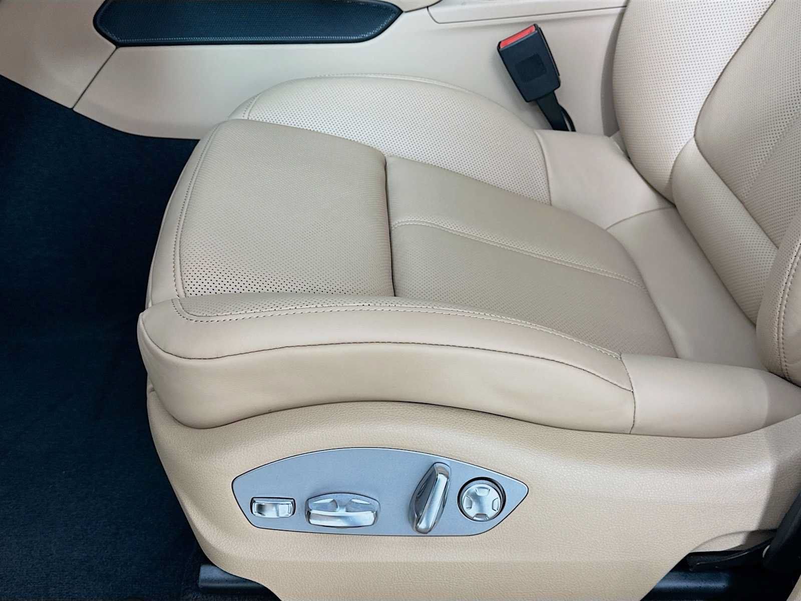 Used 2026 Porsche Macan AWD/4WD image 12
