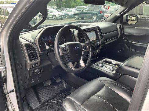 Used 2018 Ford Expedition Max XLT w/ Equipment Group 202A AWD/4WD image 8