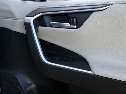 Used 2020 Toyota RAV4 Limited image 29