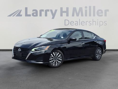 Used 2025 Nissan Altima 2.5 SV FWD image 1