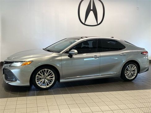 Used 2020 Toyota Camry XLE image 3