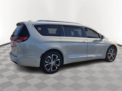 Used 2021 Chrysler Pacifica Pinnacle image 6