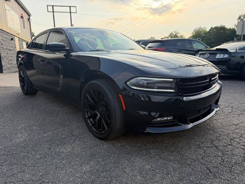 Used 2017 Dodge Charger SXT w/ AWD Premium Group image 7