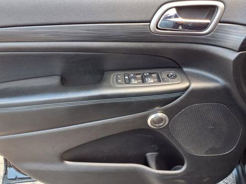 Used 2019 Jeep Grand Cherokee Laredo image 16