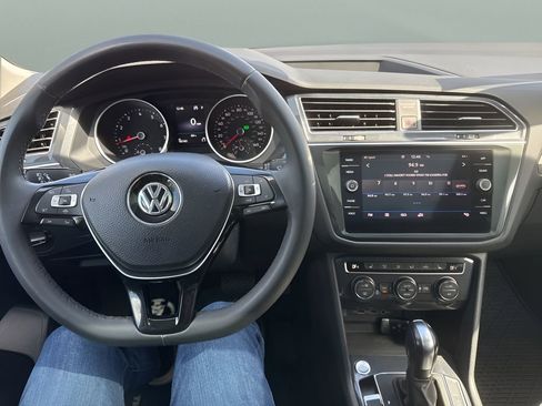 Used 2020 Volkswagen Tiguan SE w/ Panoramic Sunroof Package image 11