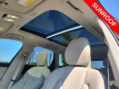 Used 2022 Volvo XC60 B5 Momentum w/ Climate Package FWD image 12