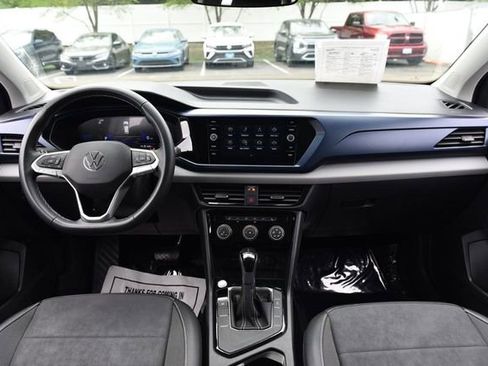 Used 2023 Volkswagen Taos SE w/ Panoramic Sunroof Package image 7