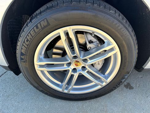 Used 2017 Porsche Macan S w/ Dark Walnut Interior Package image 29