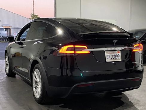 Used 2019 Tesla Model X image 2