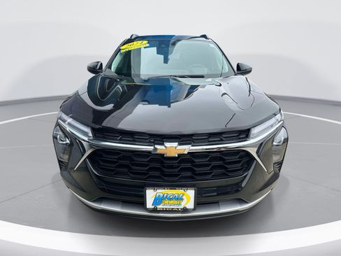 Used 2024 Chevrolet Trax LT w/ Driver Confidence Package FWD image 2
