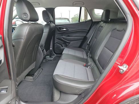 Used 2025 Chevrolet Trax LT w/ LT Convenience Package FWD image 17