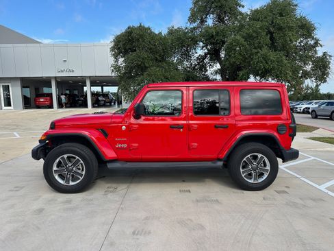 Used 2019 Jeep Wrangler Unlimited Sahara image 3