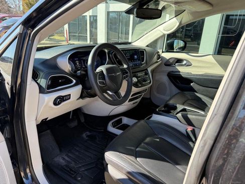 Used 2022 Chrysler Pacifica Touring-L w/ Uconnect Theater Family Group image 14