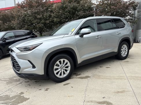 Used 2025 Toyota Grand Highlander FWD image 3