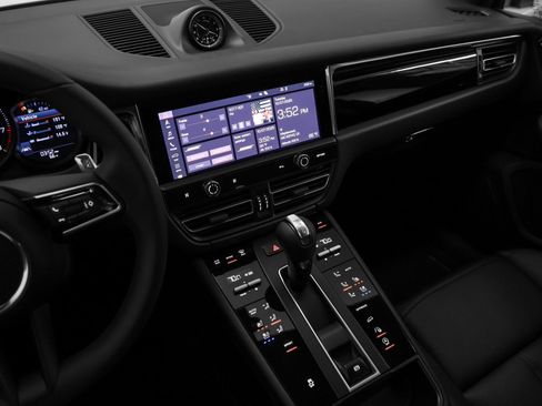 Certified 2026 Porsche Macan AWD/4WD image 30