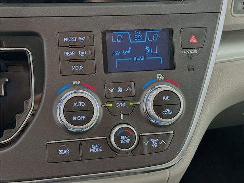 Used 2019 Toyota Sienna LE AWD/4WD image 9
