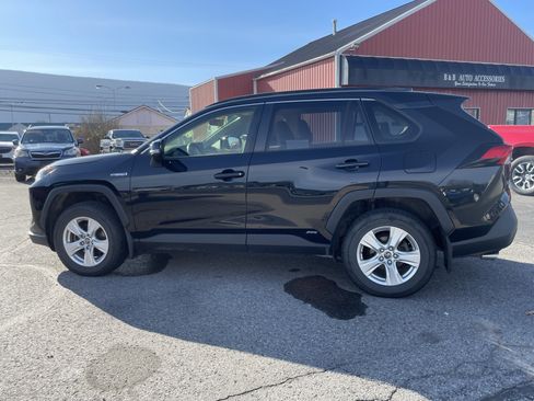 Used 2019 Toyota RAV4 LE image 7