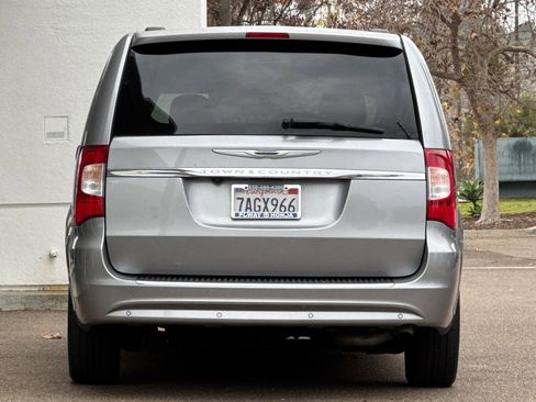 Used 2013 Chrysler Town & Country Touring image 10